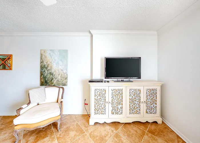Sunny Beachfront W Free Wifi Furnished Balcony Shared Pool Holiday home